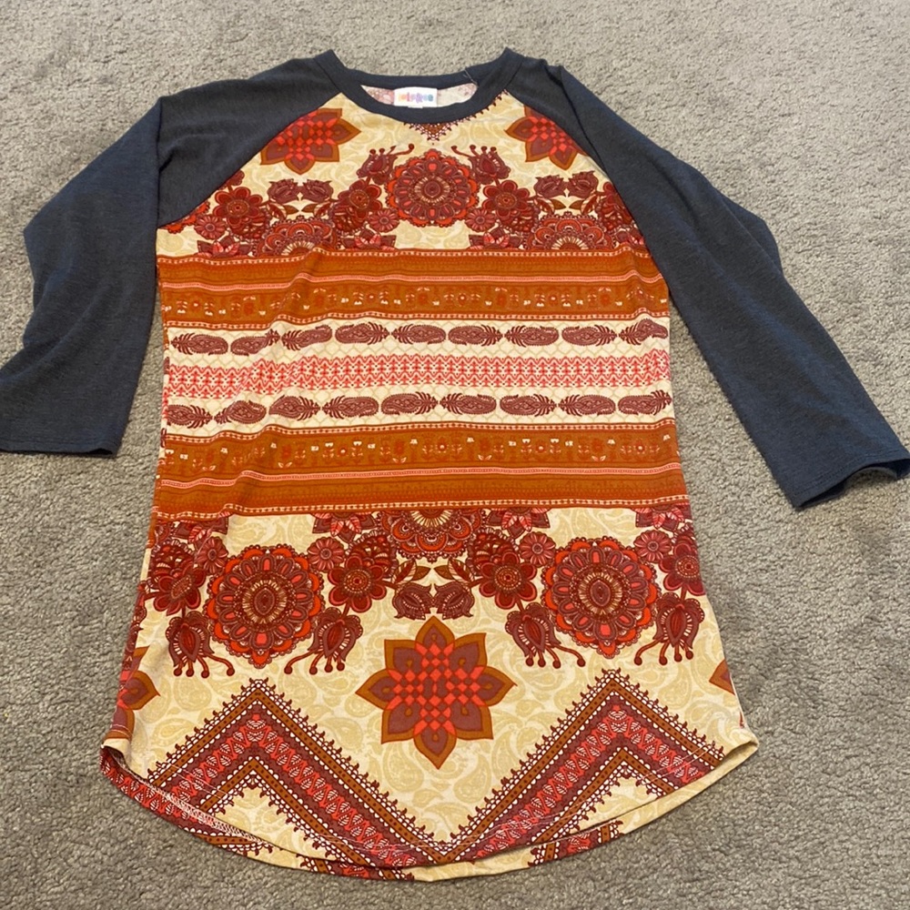 🧜‍♀️(4/15) very pretty and detailed LuLaRoe shirt